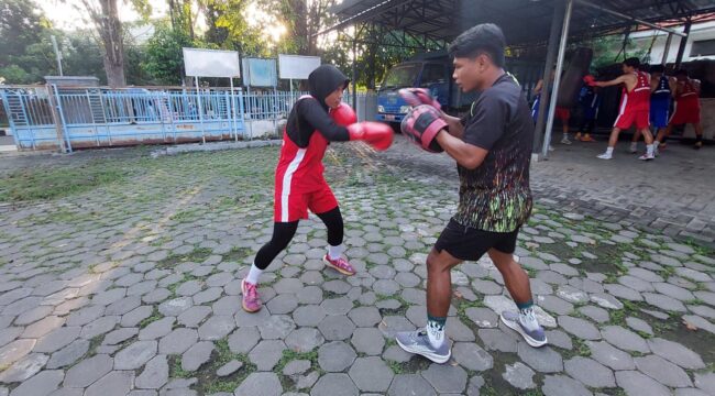 BERLATIH: Atlet Pertina Kabupaten Probolinggo latihan rutin jelang Pekan Olahraga Provinsi (Porprov) Jawa Timur 2025. (foto: Hafiz Rozani).