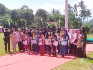 KENANGAN: Penyerahan piagam pasca berakhirya pelaksanaan program TNI Manunggal Membangun Desa (TMMD) ke-124 di Kabupaten Jember. (foto: M. Abd. Rozaq Mubarok).
