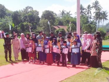 KENANGAN: Penyerahan piagam pasca berakhirya pelaksanaan program TNI Manunggal Membangun Desa (TMMD) ke-124 di Kabupaten Jember. (foto: M. Abd. Rozaq Mubarok).
