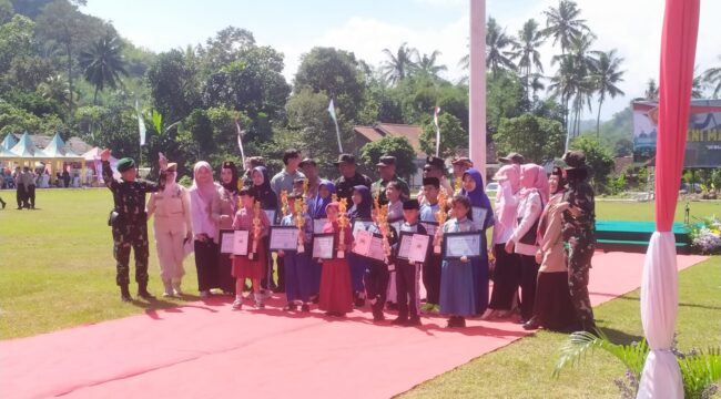 KENANGAN: Penyerahan piagam pasca berakhirya pelaksanaan program TNI Manunggal Membangun Desa (TMMD) ke-124 di Kabupaten Jember. (foto: M. Abd. Rozaq Mubarok).
