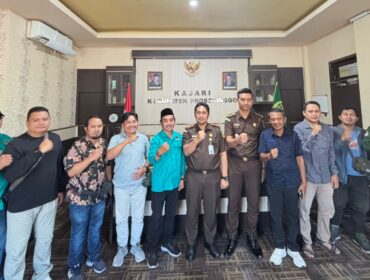 KOLABORASI: PWI Probolingo Raya saat beraudiensi dengan Kejaksaan Negeri (Kejari) Kabupaten Probolinggo. (foto: Ali Ya'lu).