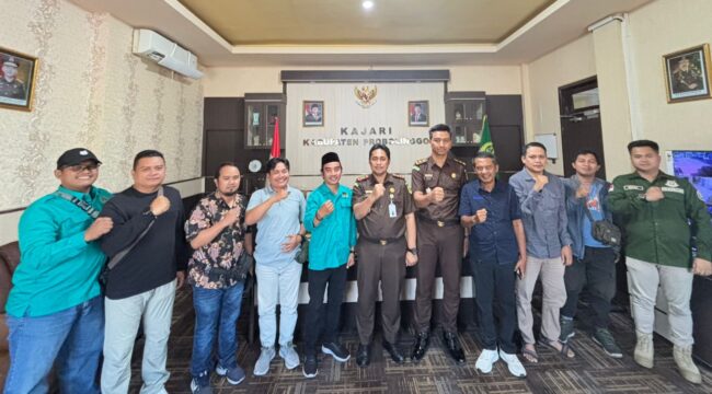 KOLABORASI: PWI Probolingo Raya saat beraudiensi dengan Kejaksaan Negeri (Kejari) Kabupaten Probolinggo. (foto: Ali Ya'lu).