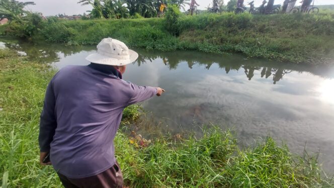 
					TEWAS: Warga menunjukkan lokasi tewasnya korban di Sungai Brantas, Kota Probolinggo. (foto: Hafiz Rozani)