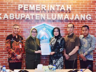 Bupati Lumajang, Indah Amperawati dan jajaran DPRD Kabupaten Lumajang usai menggelar rapat. (Foto: Asmadi)