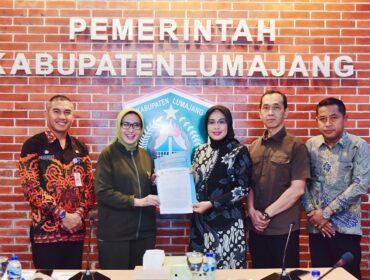 Bupati Lumajang, Indah Amperawati dan jajaran DPRD Kabupaten Lumajang usai menggelar rapat. (Foto: Asmadi)