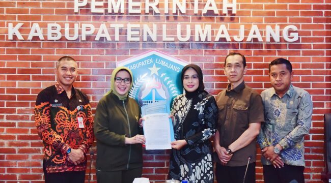 Bupati Lumajang, Indah Amperawati dan jajaran DPRD Kabupaten Lumajang usai menggelar rapat. (Foto: Asmadi)