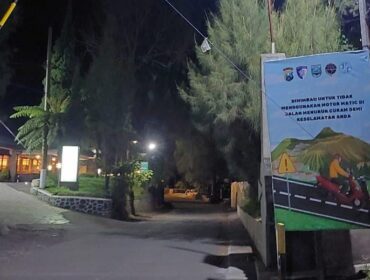 RAWAN: Pemasangan banner imbauan larangan menggunakan motor matik saat berkunjung ke kawasan wisata Gunung Bromo. (foto: istimewa)