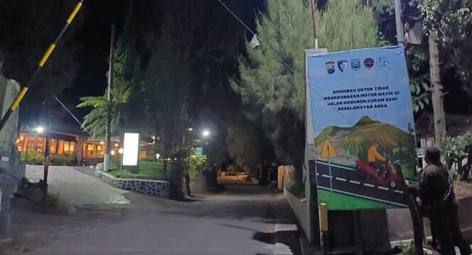 
					RAWAN: Pemasangan banner imbauan larangan menggunakan motor matik saat berkunjung ke kawasan wisata Gunung Bromo. (foto: istimewa)