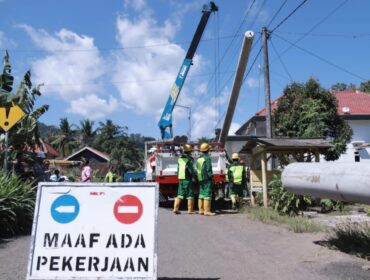 PEMASANGAN: Petugas PLN saat memasang tiang listrik di Dusun Bandealit, Desa Andongrejo, Kecamatan Tempurejo, Kabupaten Jember. (Foto: Dok. Diskominfo Jember)