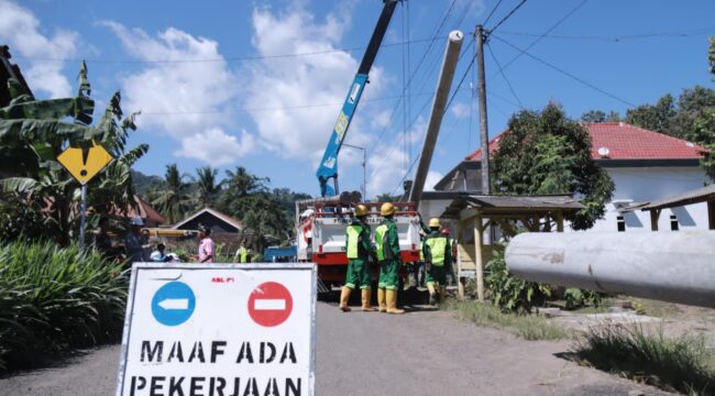 PEMASANGAN: Petugas PLN saat memasang tiang listrik di Dusun Bandealit, Desa Andongrejo, Kecamatan Tempurejo, Kabupaten Jember. (Foto: Dok. Diskominfo Jember)