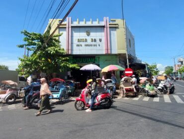 BERSOLEK: Jalan tembus dari sisi utara akan dibangun agar Pasar Baru Kota Probolinggo lebih ramai. (foto: Hafiz Rozani).

