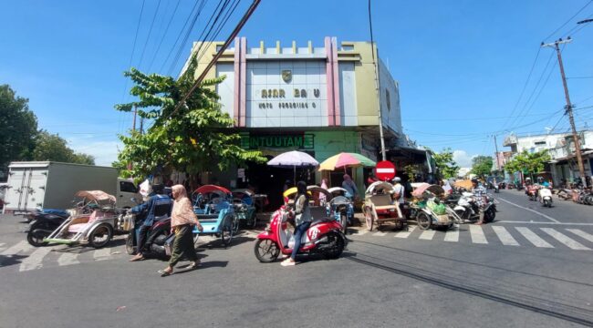 BERSOLEK: Jalan tembus dari sisi utara akan dibangun agar Pasar Baru Kota Probolinggo lebih ramai. (foto: Hafiz Rozani).
