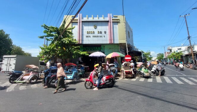 
					BERSOLEK: Jalan tembus dari sisi utara akan dibangun agar Pasar Baru Kota Probolinggo lebih ramai. (foto: Hafiz Rozani).
