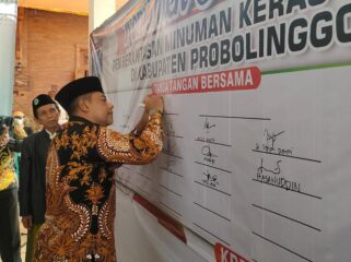 TEGAS: Bupati Probolinggo, Gus Haris saat menandatangani komitmen bersama pemberantasan miras, beberapa hari yang lalu. (foto: Ali Ya'lu).