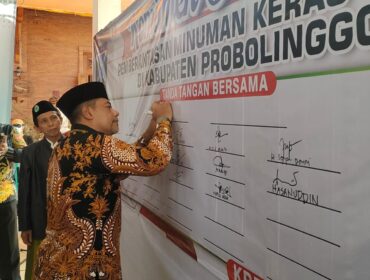 TEGAS: Bupati Probolinggo, Gus Haris saat menandatangani komitmen bersama pemberantasan miras, beberapa hari yang lalu. (foto: Ali Ya'lu).