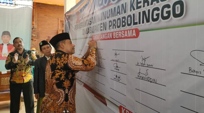 TEGAS: Bupati Probolinggo, Gus Haris saat menandatangani komitmen bersama pemberantasan miras, beberapa hari yang lalu. (foto: Ali Ya'lu).