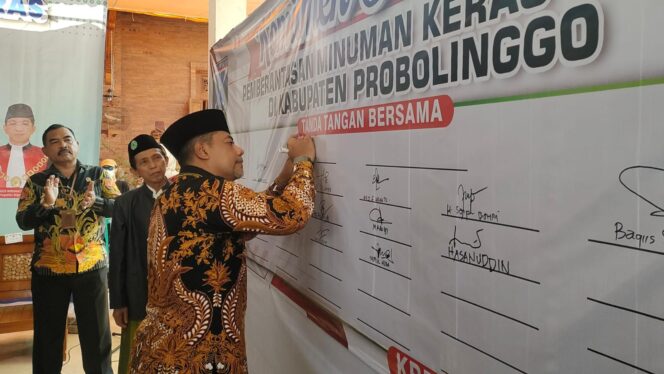 
					TEGAS: Bupati Probolinggo, Gus Haris saat menandatangani komitmen bersama pemberantasan miras, beberapa hari yang lalu. (foto: Ali Ya'lu).
