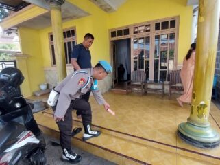 OLAH TKP: Petugas Polsek Dringu melakukan olah TKP di rumah yang diduga dilempar bondet oleh orang tak dikenal. (foto: Hafiz Rozani).