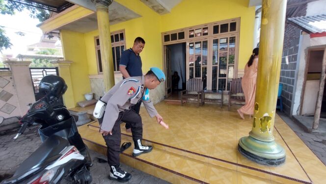 
					OLAH TKP: Petugas Polsek Dringu melakukan olah TKP di rumah yang diduga dilempar bondet oleh orang tak dikenal. (foto: Hafiz Rozani).
