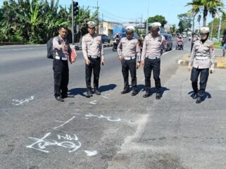 Polisi saat melakukan olah TKP kecelakaan maut di Exit Tol Purwodadi. 
