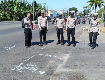 Polisi saat melakukan olah TKP kecelakaan maut di Exit Tol Purwodadi. 