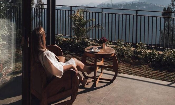 
					Ilustrasi pengunjung hotel di kawasan Bromo sedang menikmati panorama.