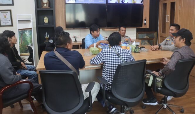 
					SILATURRAHIM : Kapolres Probolinggo saat menerima kunjungan pengurus PWI Probolinggo Raya. (foto: Bag. Humas Polres Probolinggo)