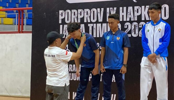 
					BERPRESTASI: Prosesi pengalungan medali perak Kontingen Kota Probolinggo cabor Hapkindo (foto: istimewa)
