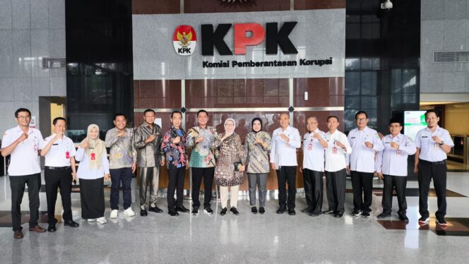 
					Jajaran eksekutif dan legislatif Kabupaten Lumajang melakukan audiensi penting dengan Komisi Pemberantasan Korupsi (KPK) (Foto: Asmadi).