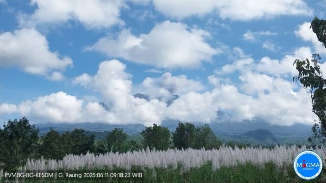 
					Gunung Raung yang terletak di tiga kabupaten, yaitu Kabupaten Jember, Kabupaten Banyuwangi, dan Kabupaten Bondowoso. (foto: istimewa).