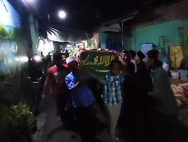 DIMAKAMKAN: Jasad korban, Solikhati (36) saat dibawa ke TPU Kelurahan Purutrejo, Kecamatan Purworejo, Kota Pasuruan, Rabu (11/6/2025) malam. (foto: Moch. Rois).