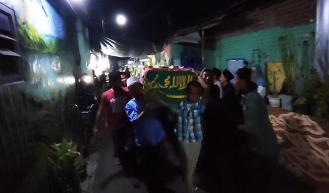 
					DIMAKAMKAN: Jasad korban, Solikhati (36) saat dibawa ke TPU Kelurahan Purutrejo, Kecamatan Purworejo, Kota Pasuruan, Rabu (11/6/2025) malam. (foto: Moch. Rois).