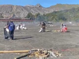 BERSIH-BERSIH: Suasana pembersihan sampah di lautan pasir Bromo. (foto: Hafiz Rozani).
