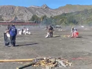 BERSIH-BERSIH: Suasana pembersihan sampah di lautan pasir Bromo. (foto: Hafiz Rozani).
