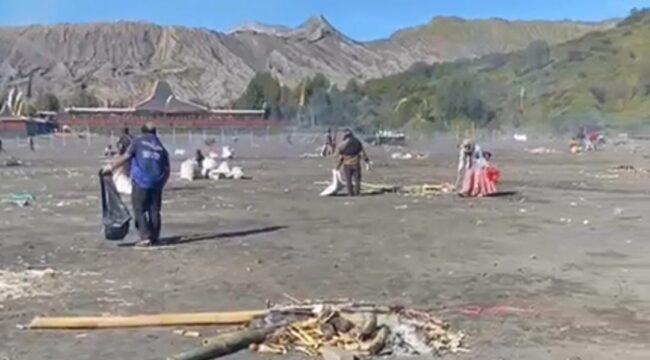 BERSIH-BERSIH: Suasana pembersihan sampah di lautan pasir Bromo. (foto: Hafiz Rozani).
