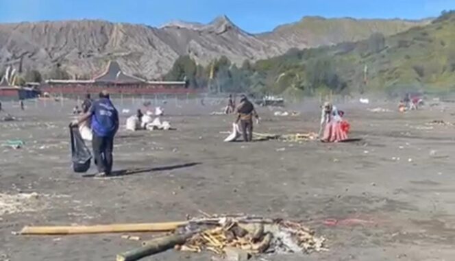 
					BERSIH-BERSIH: Suasana pembersihan sampah di lautan pasir Bromo. (foto: Hafiz Rozani).

