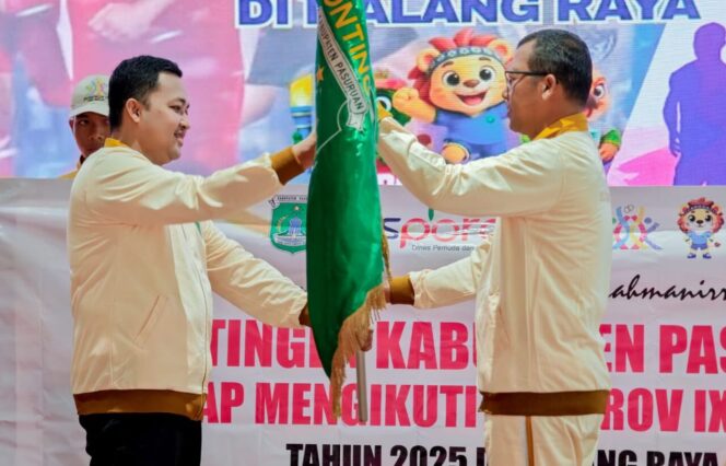 
					Bupati Pasuruan, Rusdi Sutejo melepas kontingen menuju Porprov IX. 