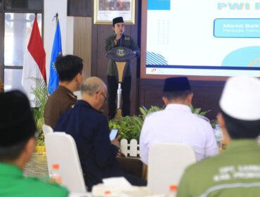 VISIONER: Ketua PWI Probolinggo Raya, Babul Arifandhie, saat memaparkan program usai prosesi pelantikan di Pendopo Prasaja Ngesti Wibawa, Rabu (11/6/2025) siang. (foto: Yono).
