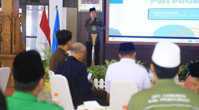VISIONER: Ketua PWI Probolinggo Raya, Babul Arifandhie, saat memaparkan program usai prosesi pelantikan di Pendopo Prasaja Ngesti Wibawa, Rabu (11/6/2025) siang. (foto: Yono).
