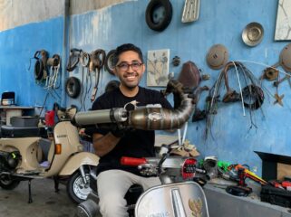 KREATIF: Agus Sakti menunjukkan knalpot di 