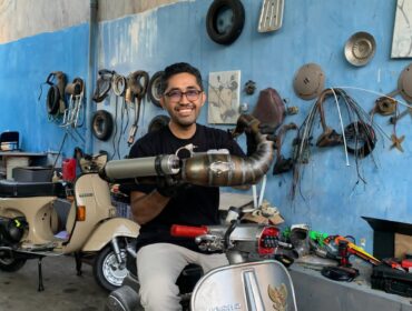 KREATIF: Agus Sakti menunjukkan knalpot di 