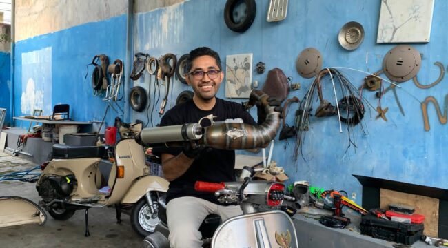 KREATIF: Agus Sakti menunjukkan knalpot di 