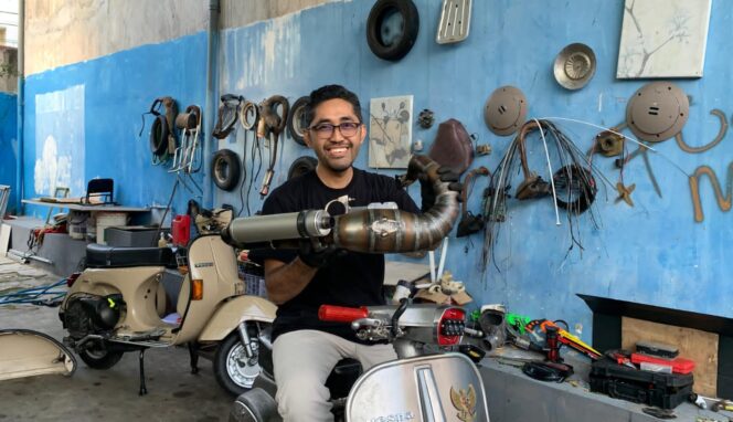 
					KREATIF: Agus Sakti menunjukkan knalpot di 