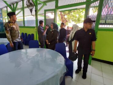SIDAK: Komisi 1 DPRD Kota Probolinggo saat sidak menjelang SPMB 2025 di SMPN 5. (foto: Hafiz Rozani).
