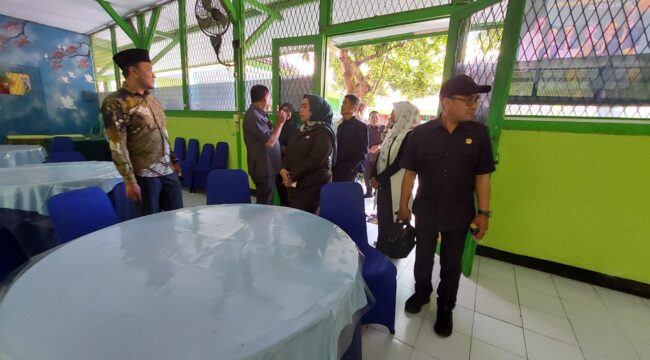 SIDAK: Komisi 1 DPRD Kota Probolinggo saat sidak menjelang SPMB 2025 di SMPN 5. (foto: Hafiz Rozani).
