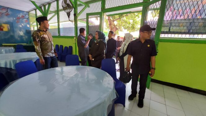 
					SIDAK: Komisi 1 DPRD Kota Probolinggo saat sidak menjelang SPMB 2025 di SMPN 5. (foto: Hafiz Rozani).
