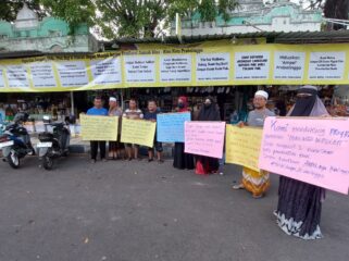 PROTES: Aksi demontrasi pedagang oleh-oleh haji dan umroh di depan masjid Agung Alun-alun Kota Probolinggo. (foto: Hafiz Rozani).
