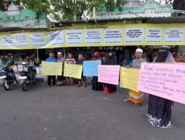 PROTES: Aksi demontrasi pedagang oleh-oleh haji dan umroh di depan masjid Agung Alun-alun Kota Probolinggo. (foto: Hafiz Rozani).
