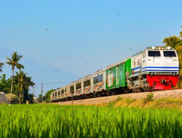 AMAN: KA Pandanwangi tujuan Ketapang - Gambir, saat melintas di wilayah Daop 9 Jember. (Foto: Komunitas Railfans Daop 9 Jember).