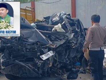 LAKA: Kondisi Innova Zenix ringsek pasca terlibat kecelakaan di Tol Paspro, Sabtu dini hari (14/6/25). Insert: Ketua PCNU Pamekasan, KH. Taufik Hasyim. (foto: Hafiz Rozani)